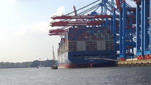 Containerschiffe werden immer breiter. Mit der Installation von grösseren Kränen mit noch längeren Armen antizipiert der Hafen Hamburg die künftige Entwicklung.